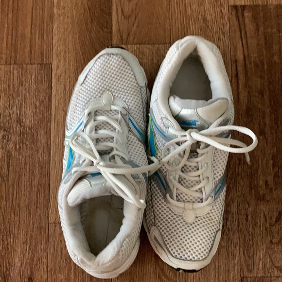 Avia size 10 athletic shoes. Wide fit. - Picture 10 of 16